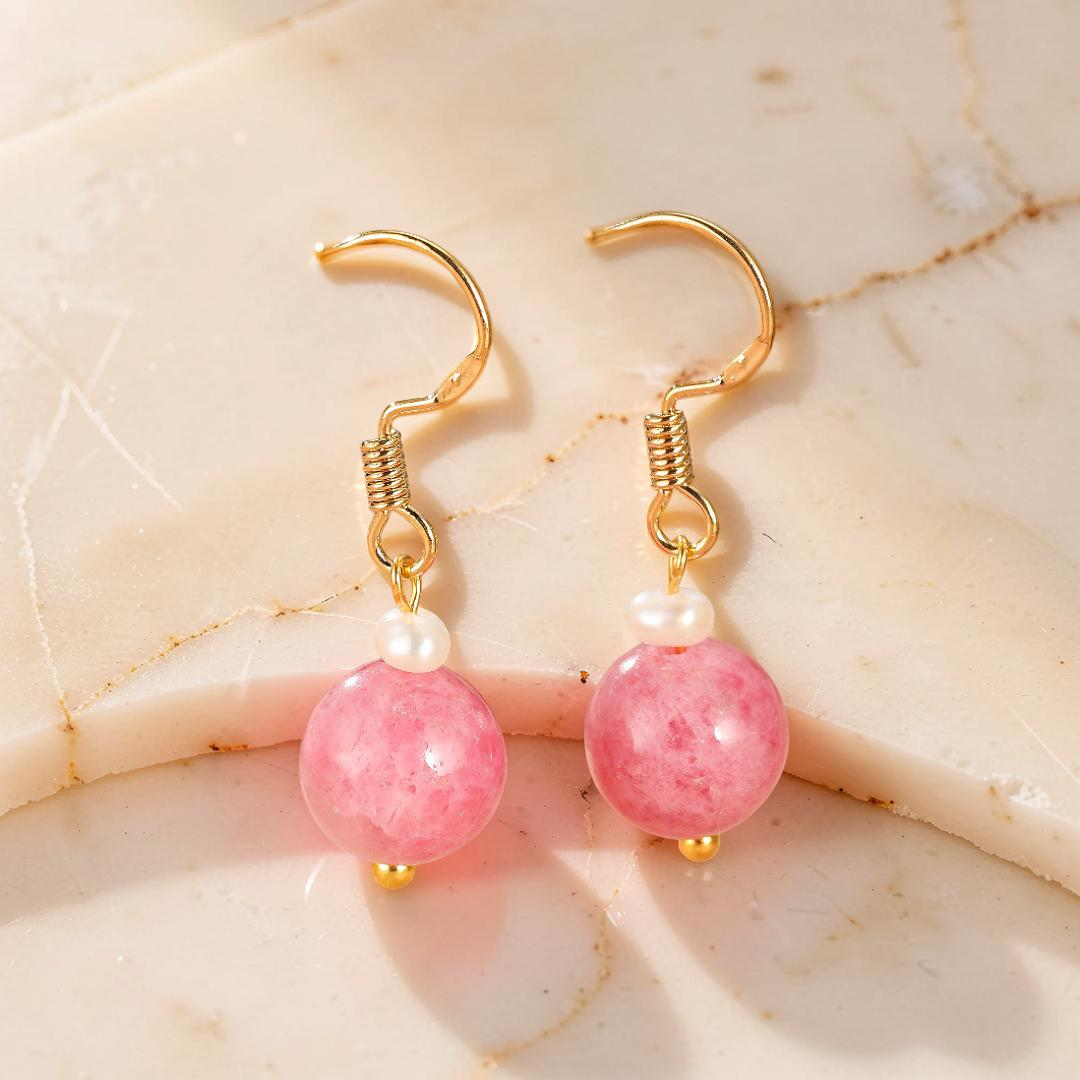 ATELIER-TIBET – Boucles d’Oreilles Rhodonite et Perle – Éclat Rosé, Argent Plaqué Or
