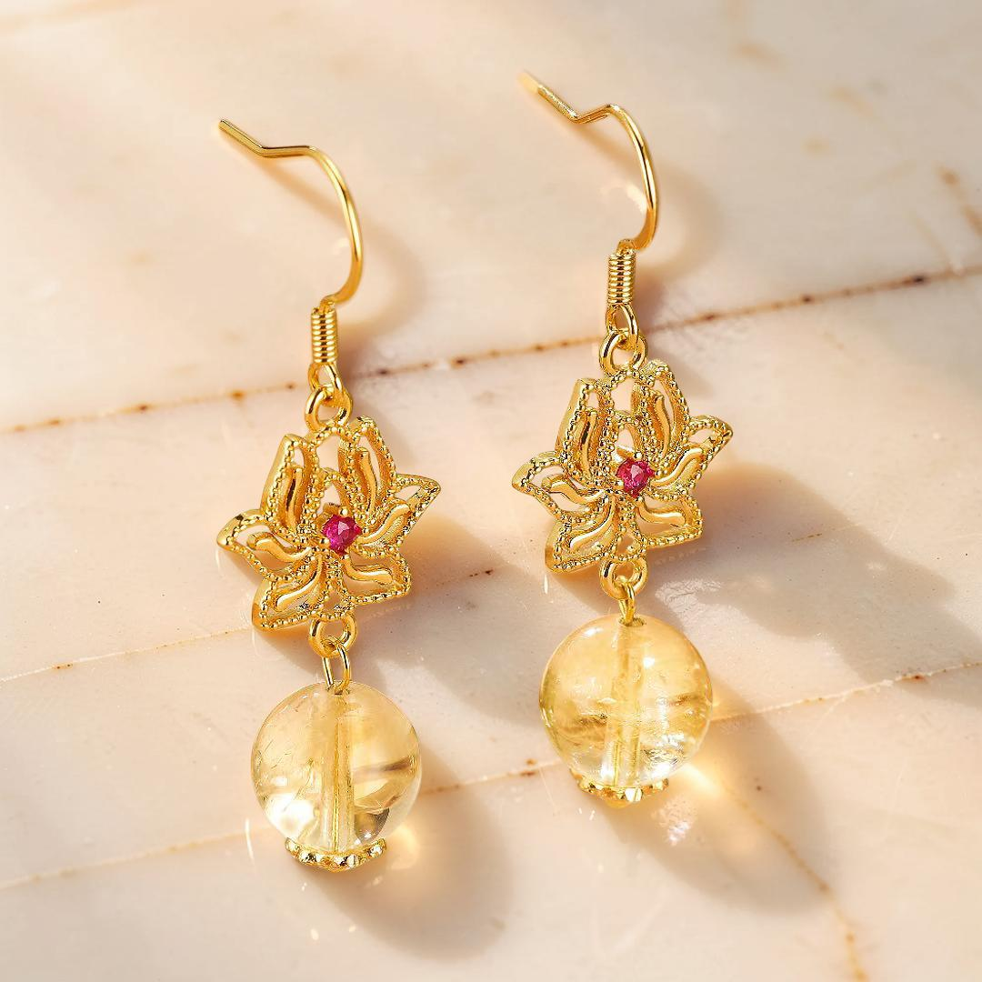 ATELIER-TIBET – Boucles d’Oreilles Citrine et Lotus – Harmonie Dorée, Argent Plaqué Or