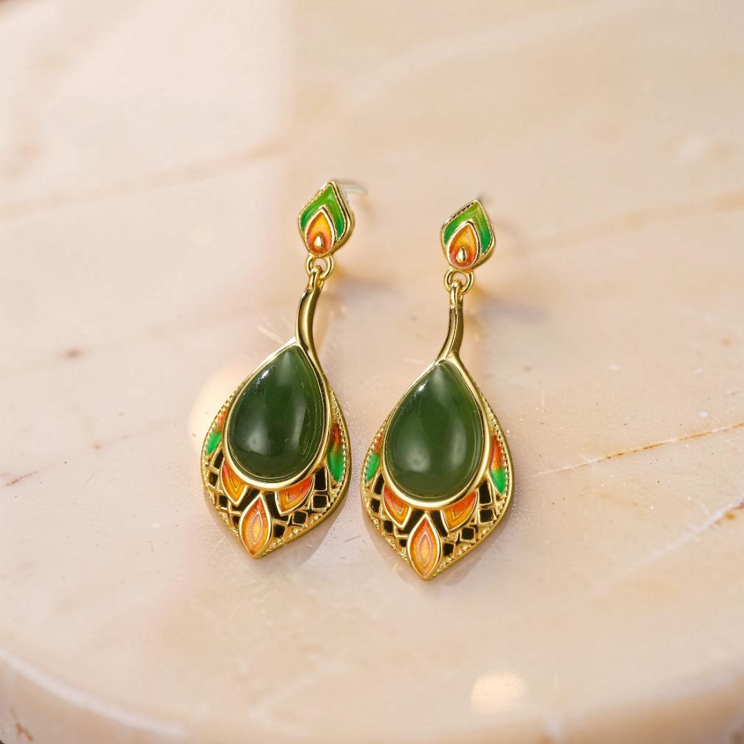 ATELIER-TIBET – Boucles d'Oreilles Pendantes Jade – Feuille de Joie, Argent Plaqué Or