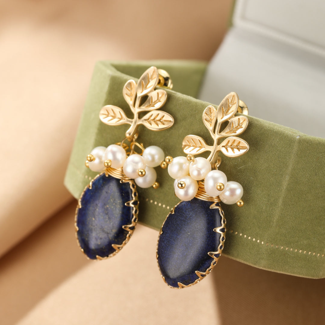 ATELIER-TIBET – Boucles d’Oreilles Lapis Lazuli et Perle – Fleur de Sérénité, Argent Plaqué Or