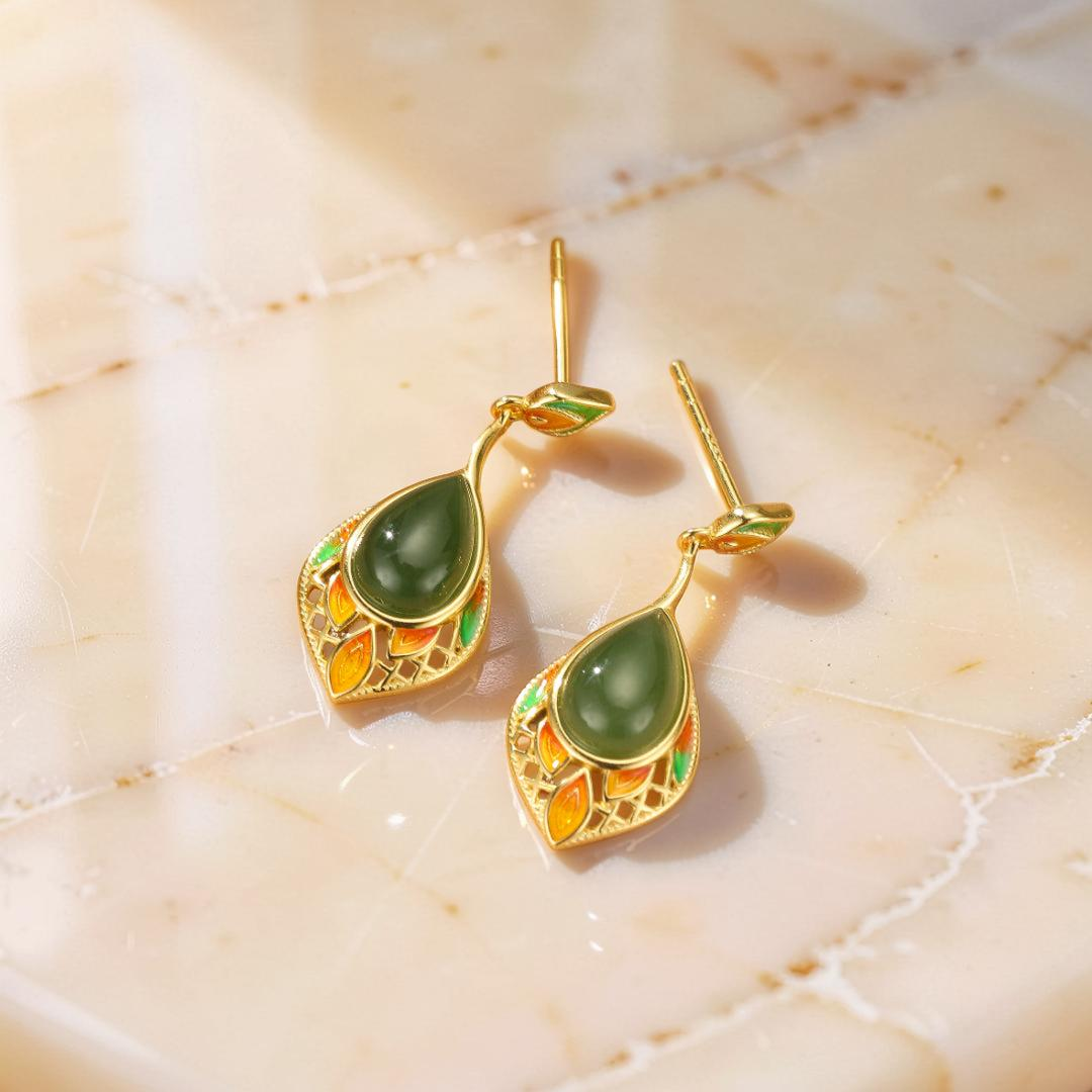 ATELIER-TIBET – Boucles d'Oreilles Pendantes Jade – Feuille de Joie, Argent Plaqué Or