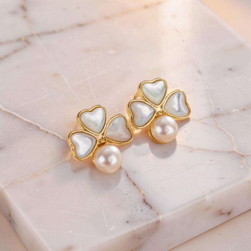 ATELIER-TIBET – Boucles d'Oreilles Trèfle en Perle – Fleurs de Lune, Plaqué Or
