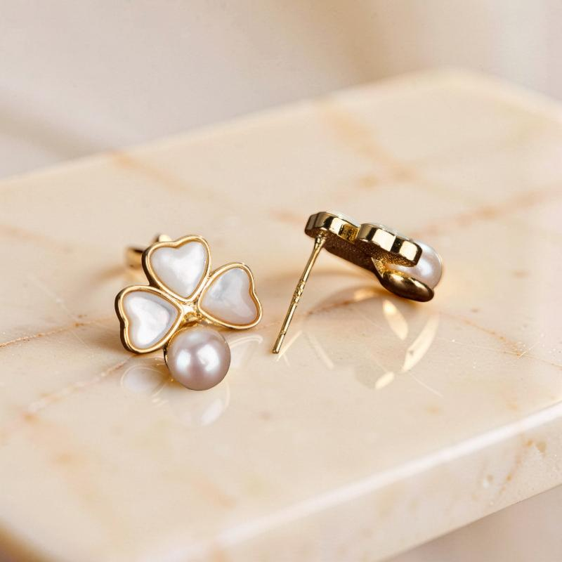 ATELIER-TIBET – Boucles d'Oreilles Trèfle en Perle – Fleurs de Lune, Plaqué Or