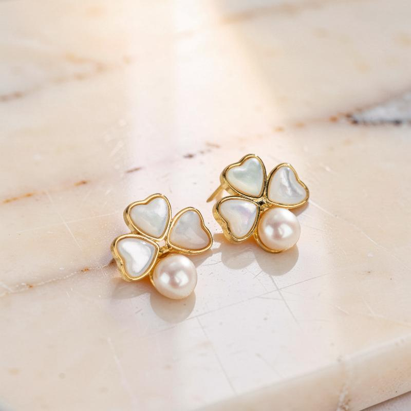 ATELIER-TIBET – Boucles d'Oreilles Trèfle en Perle – Fleurs de Lune, Plaqué Or