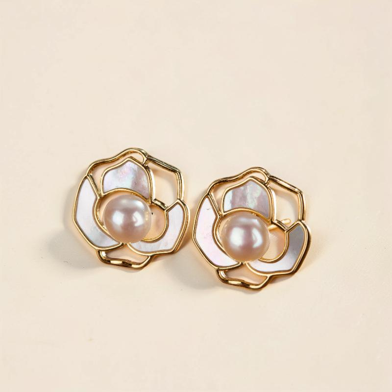 ATELIER-TIBET – Boucles d'Oreilles Perle – Caresse Florale, Plaqué Or