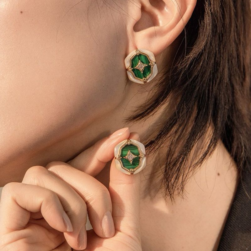 ATELIER-TIBET – Boucles d'Oreilles Malachite et Nacre – Astres en Verdures, Argent Plaqué Or