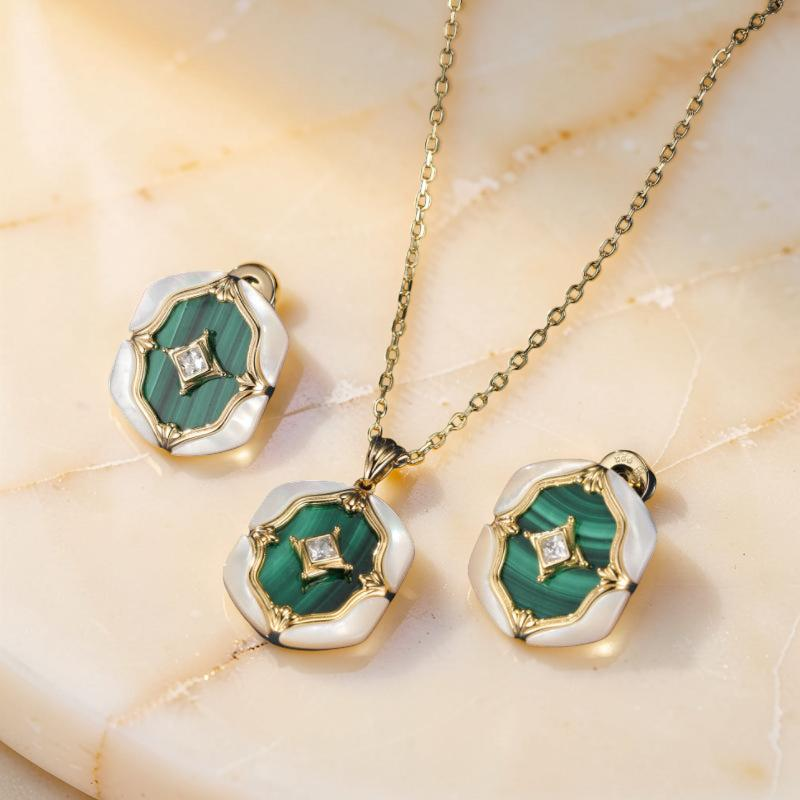 ATELIER-TIBET – Boucles d'Oreilles Malachite et Nacre – Astres en Verdures, Argent Plaqué Or