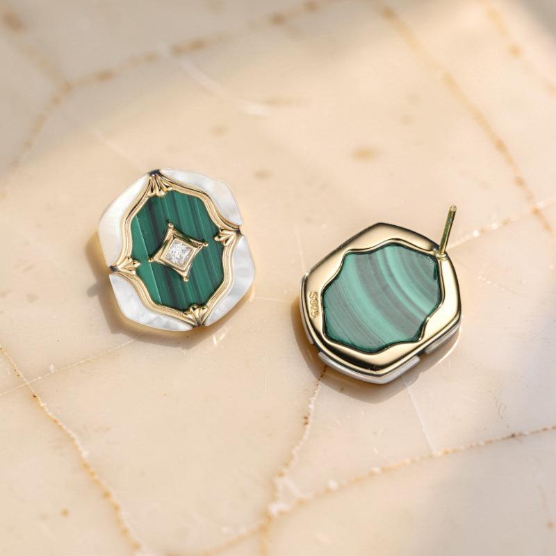 ATELIER-TIBET – Boucles d'Oreilles Malachite et Nacre – Astres en Verdures, Argent Plaqué Or