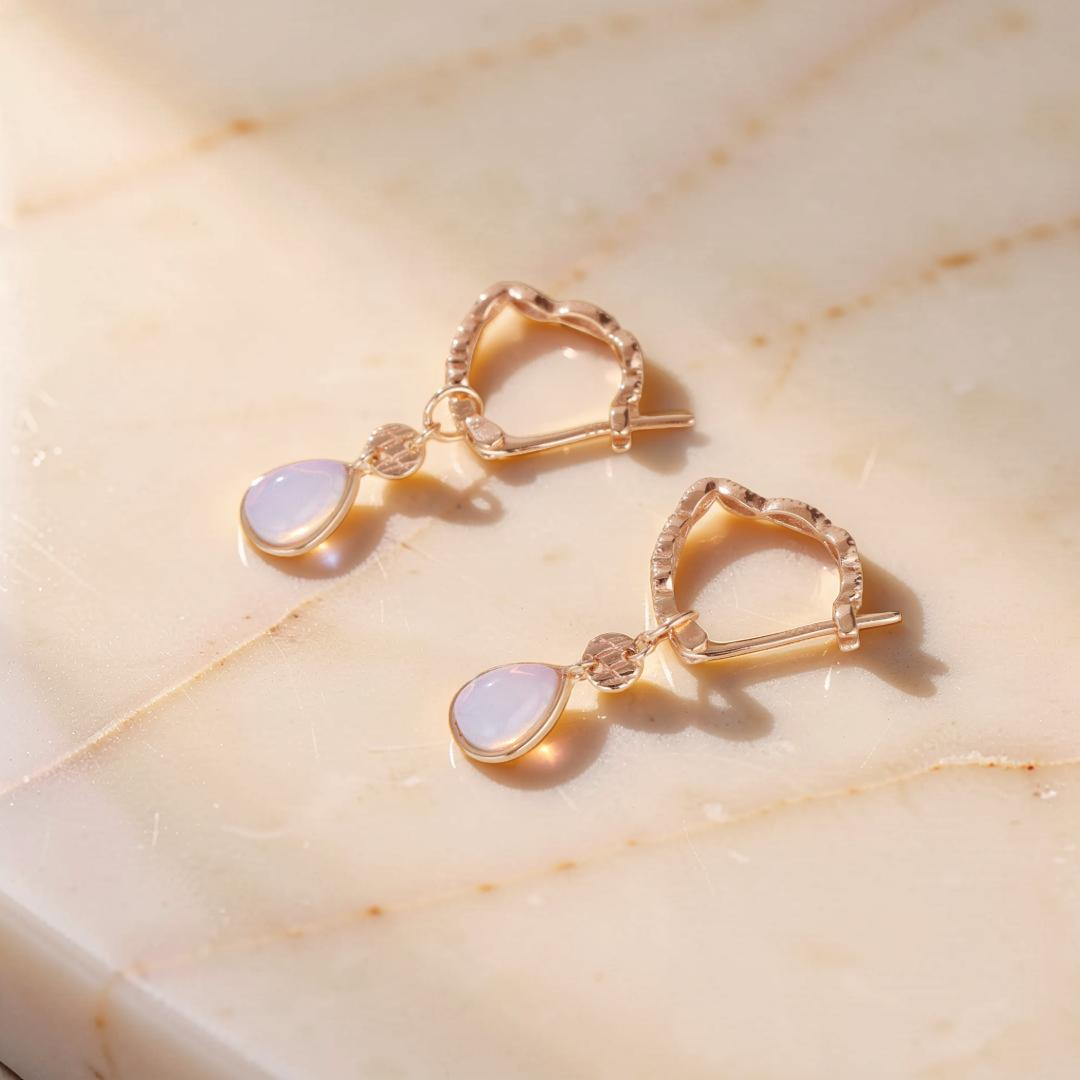 ATELIER-TIBET – Boucles d'Oreilles Opale Blanche – Lueur Apaisante, Argent Plaqué Or