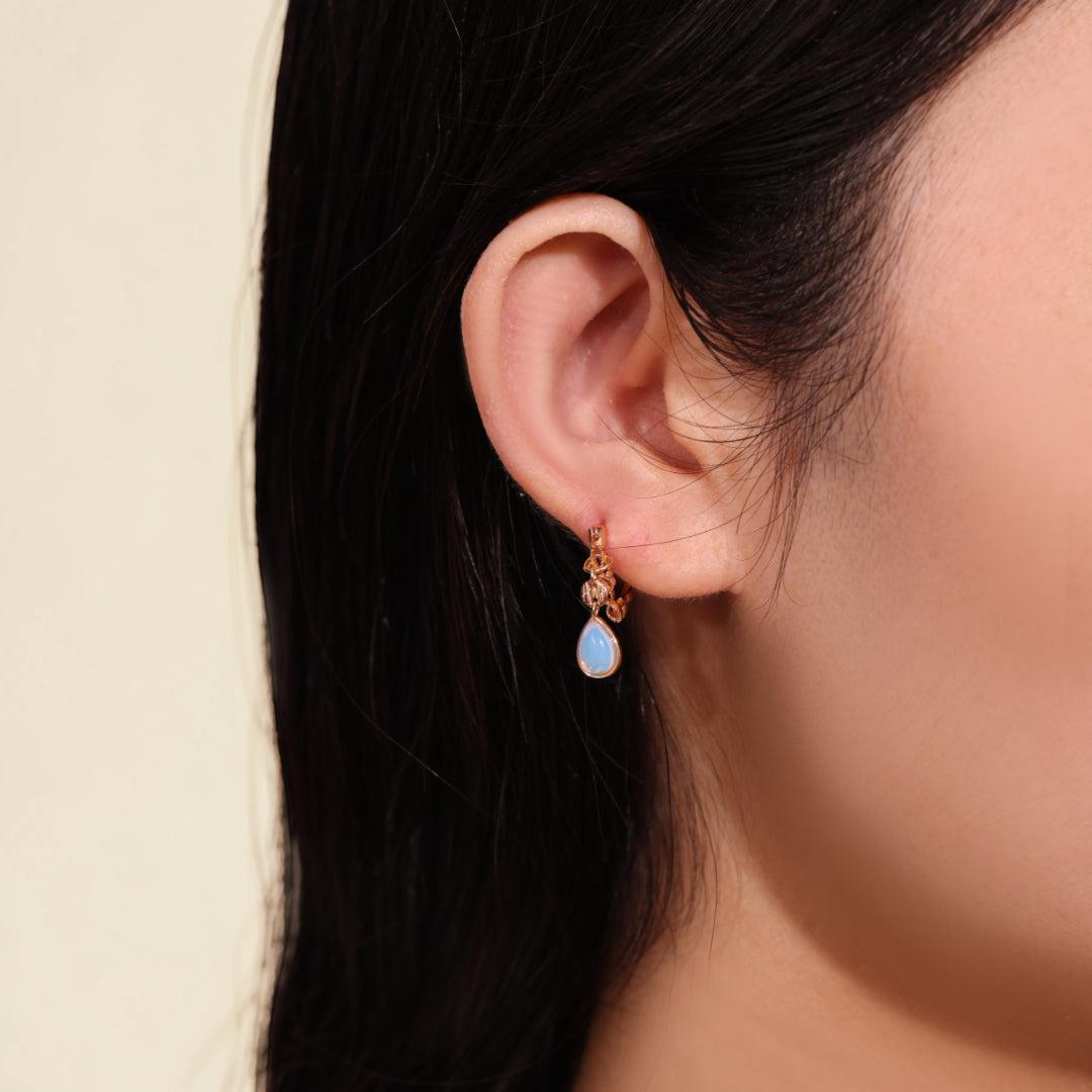 ATELIER-TIBET – Boucles d'Oreilles Opale Blanche – Lueur Apaisante, Argent Plaqué Or