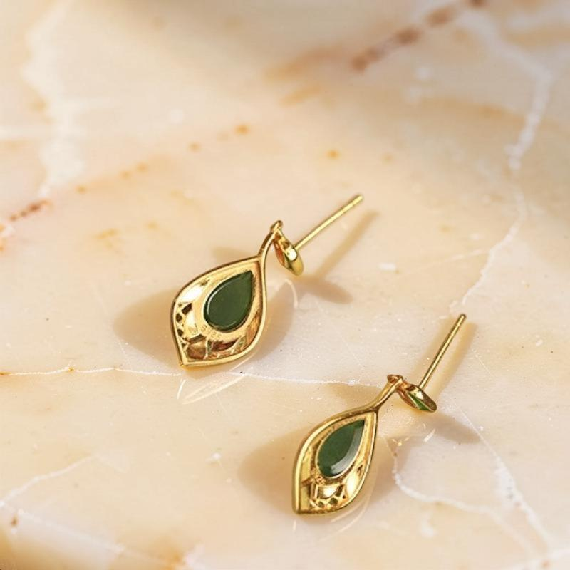 ATELIER-TIBET – Boucles d'Oreilles Pendantes Jade – Feuille de Joie, Argent Plaqué Or