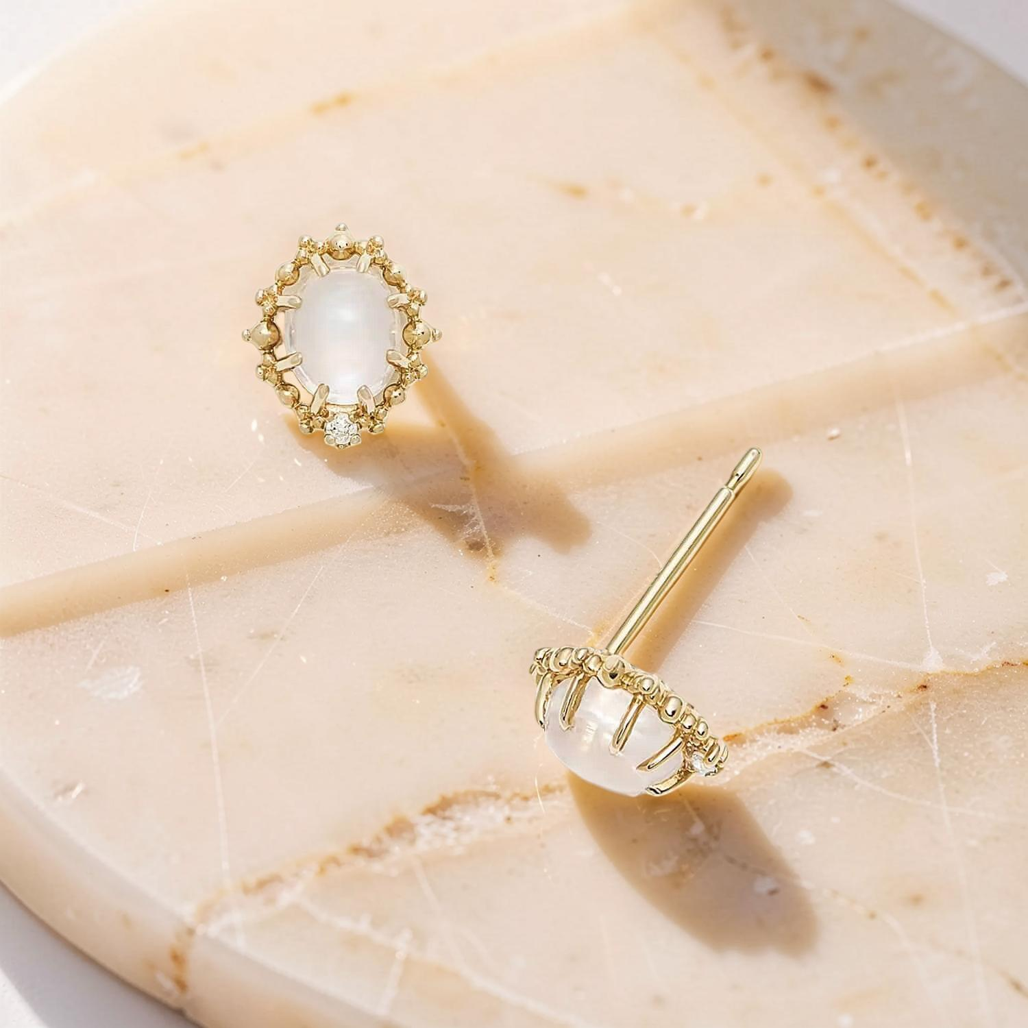 ATELIER-TIBET – Boucles d'Oreilles Pierre de Lune – Élégance Lustrée, Argent Plaqué Or