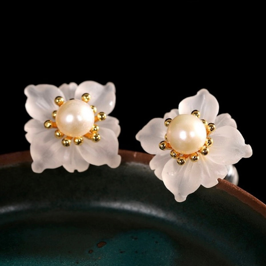 ATELIER-TIBET – Boucles d'Oreilles Quartz Clair et Perle – Floraison Tranquille, Argent Plaqué Or