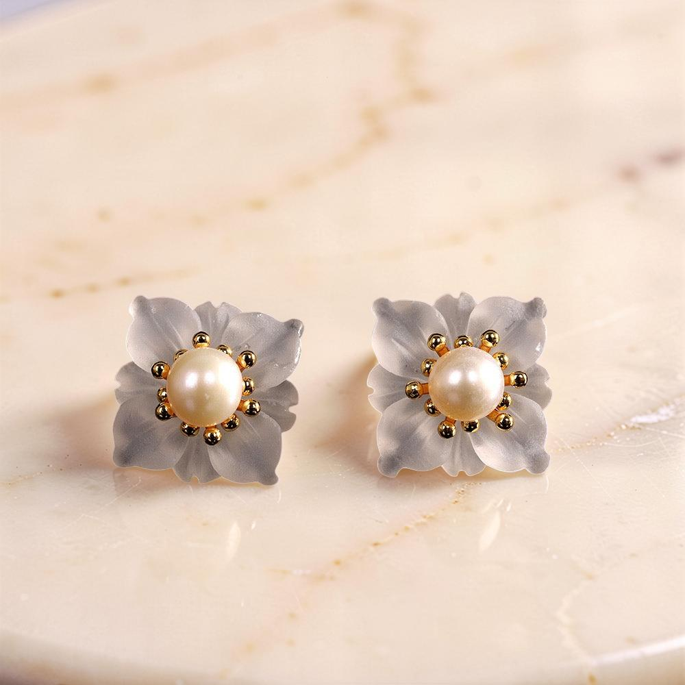 ATELIER-TIBET – Boucles d'Oreilles Quartz Clair et Perle – Floraison Tranquille, Argent Plaqué Or