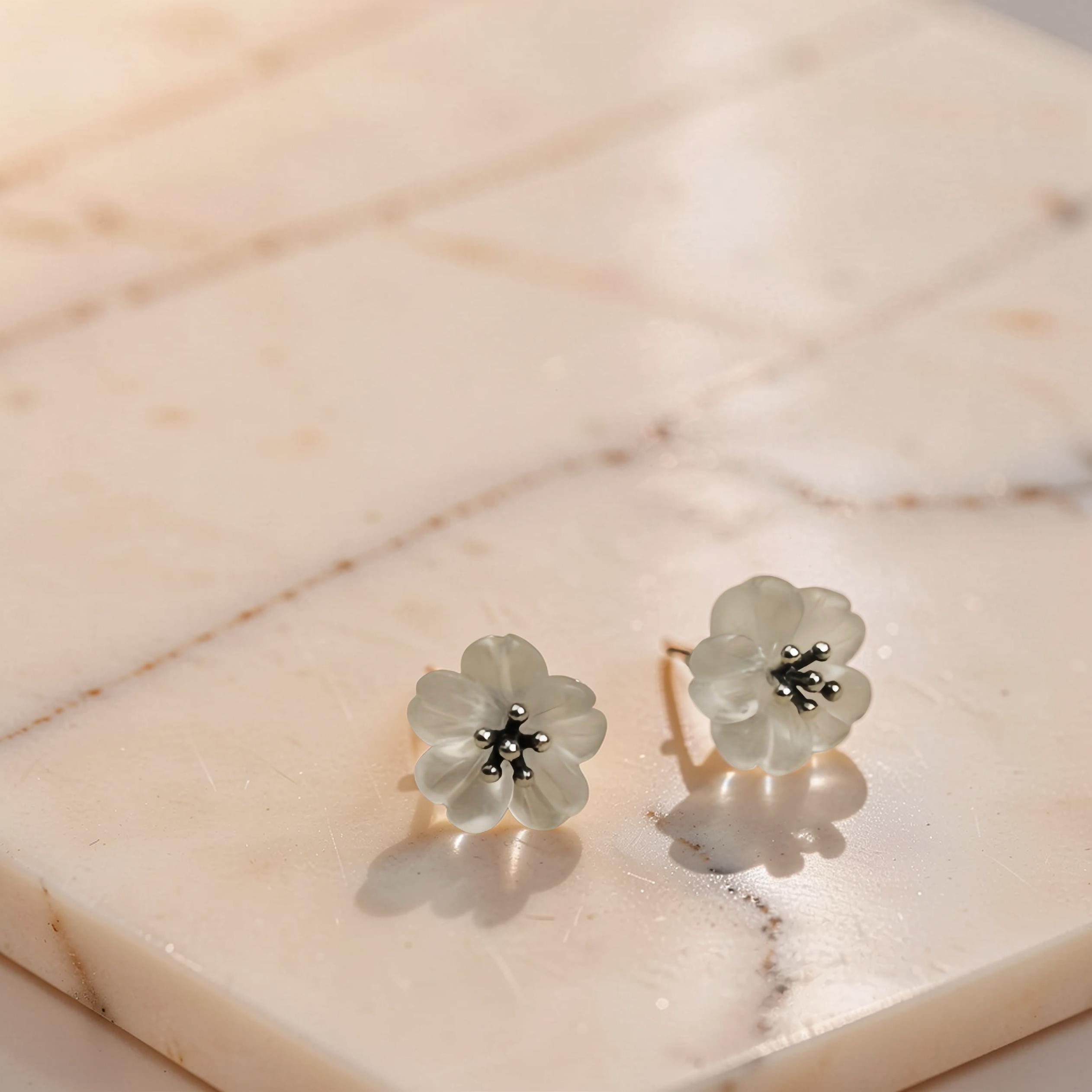 ATELIER-TIBET – Boucles d'Oreilles Quartz Clair – Fleur de Tranquillité, Argent Plaqué Or