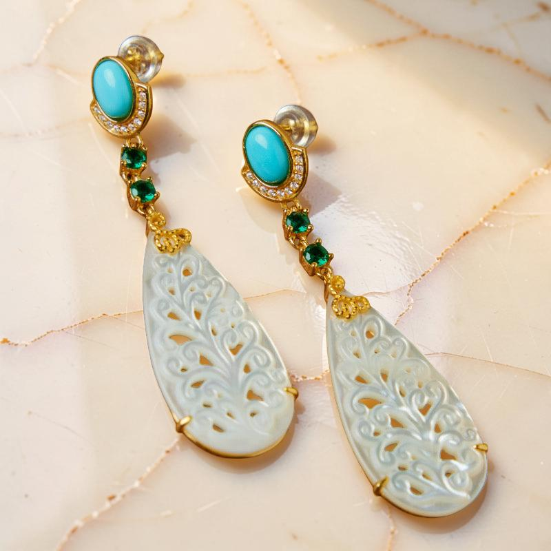 ATELIER-TIBET – Boucles d'Oreilles Turquoise et Nacre – Élégance Équilibre, Argent Plaqué Or