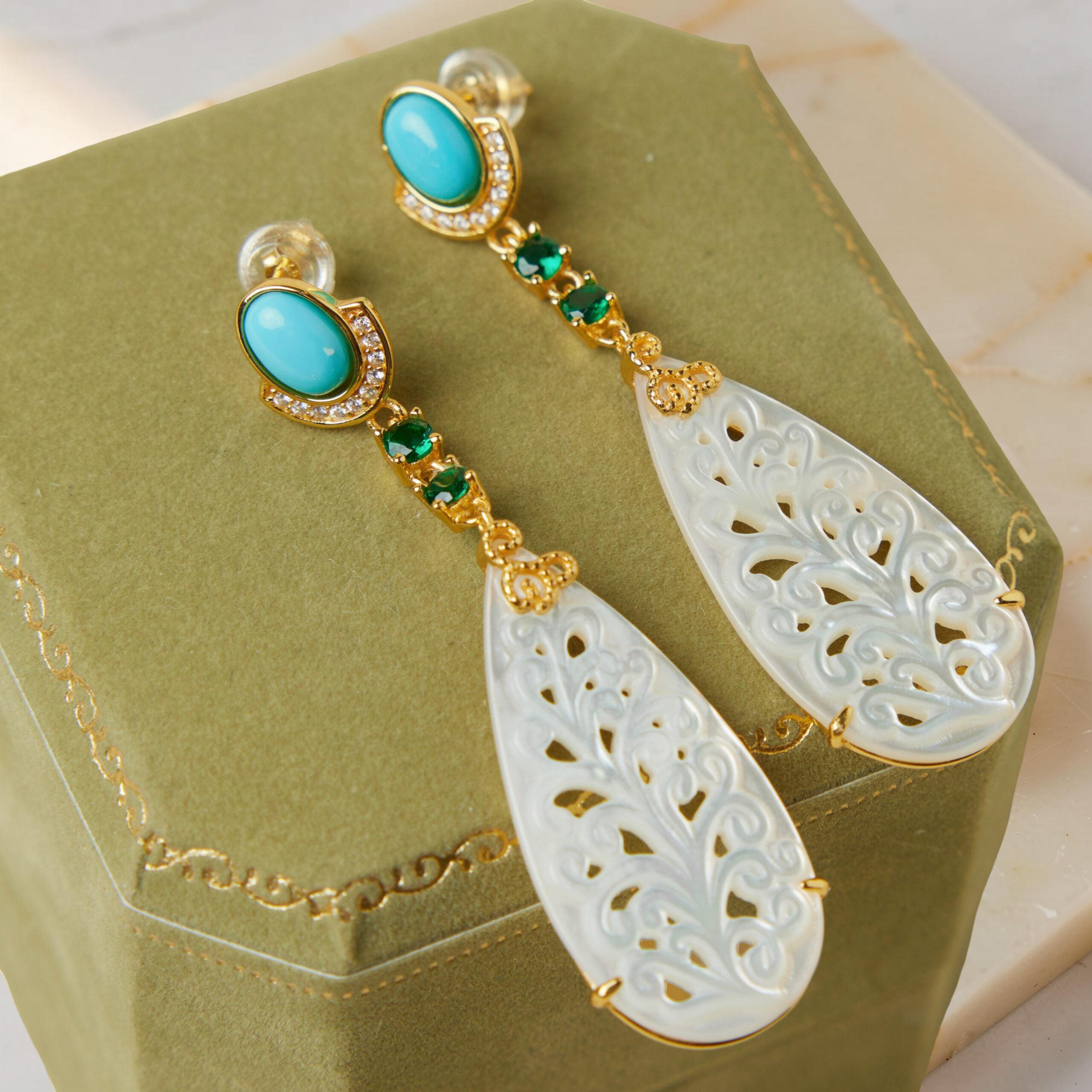 ATELIER-TIBET – Boucles d'Oreilles Turquoise et Nacre – Élégance Équilibre, Argent Plaqué Or