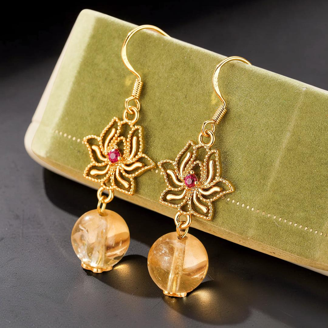 ATELIER-TIBET – Boucles d’Oreilles Citrine et Lotus – Harmonie Dorée, Argent Plaqué Or