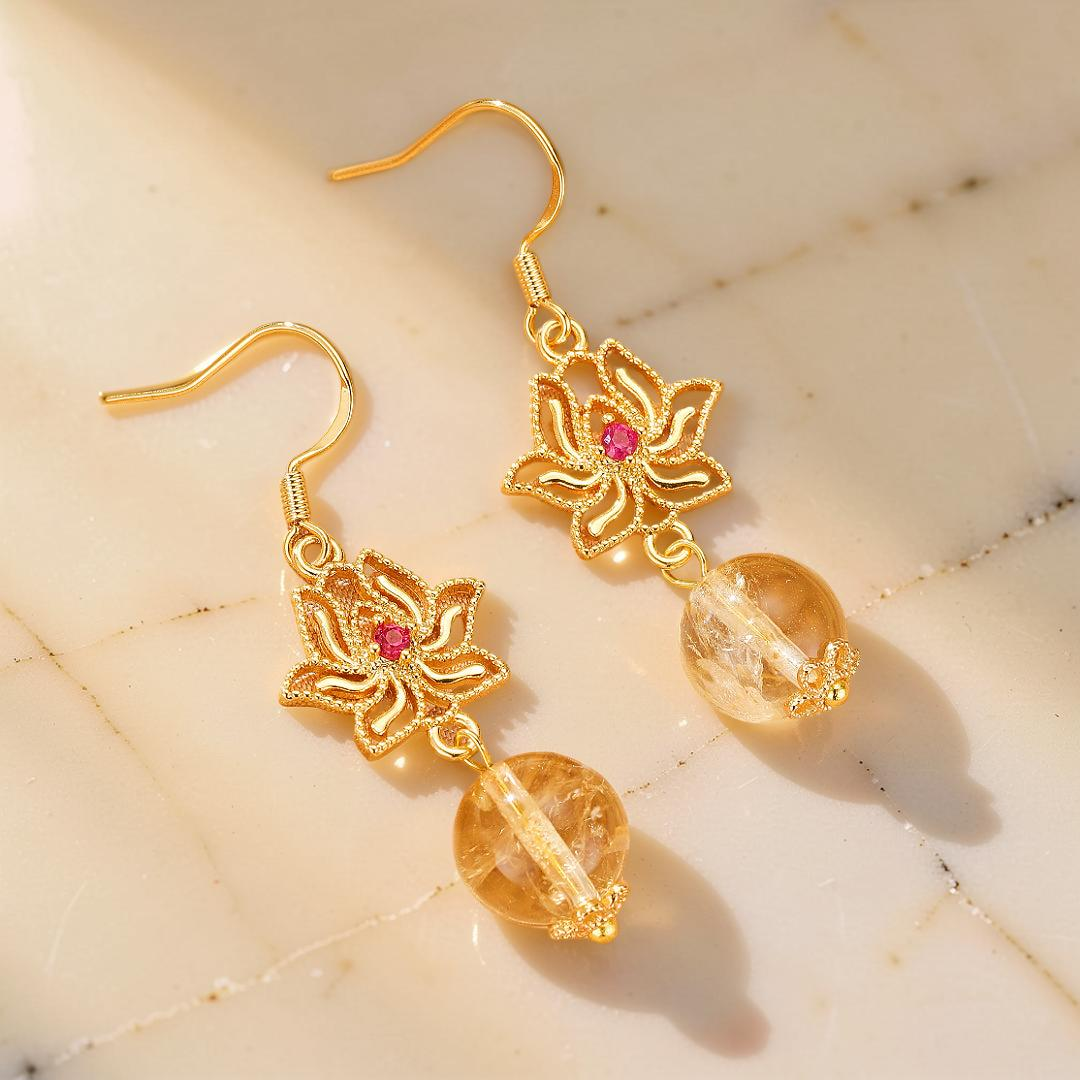 ATELIER-TIBET – Boucles d’Oreilles Citrine et Lotus – Harmonie Dorée, Argent Plaqué Or