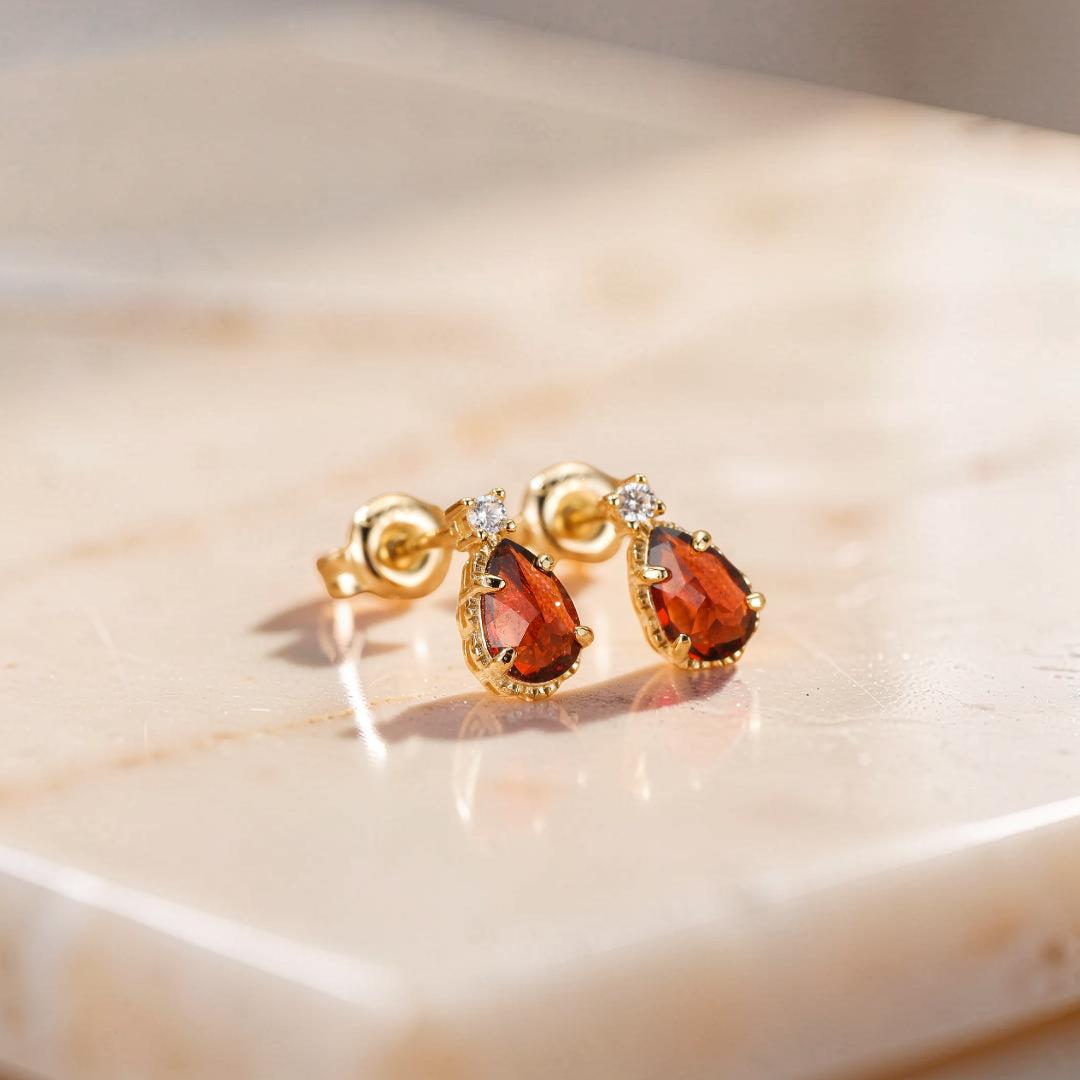ATELIER-TIBET – Boucles d’oreilles Grenat – Goutte de Feu, Argent Plaqué Or