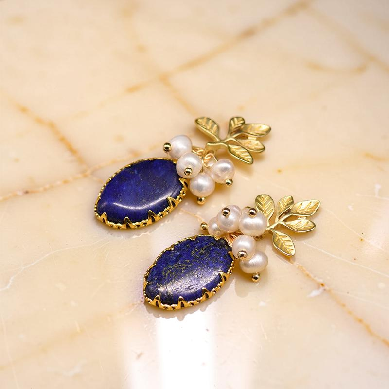 ATELIER-TIBET – Boucles d’Oreilles Lapis Lazuli et Perle – Fleur de Sérénité, Argent Plaqué Or