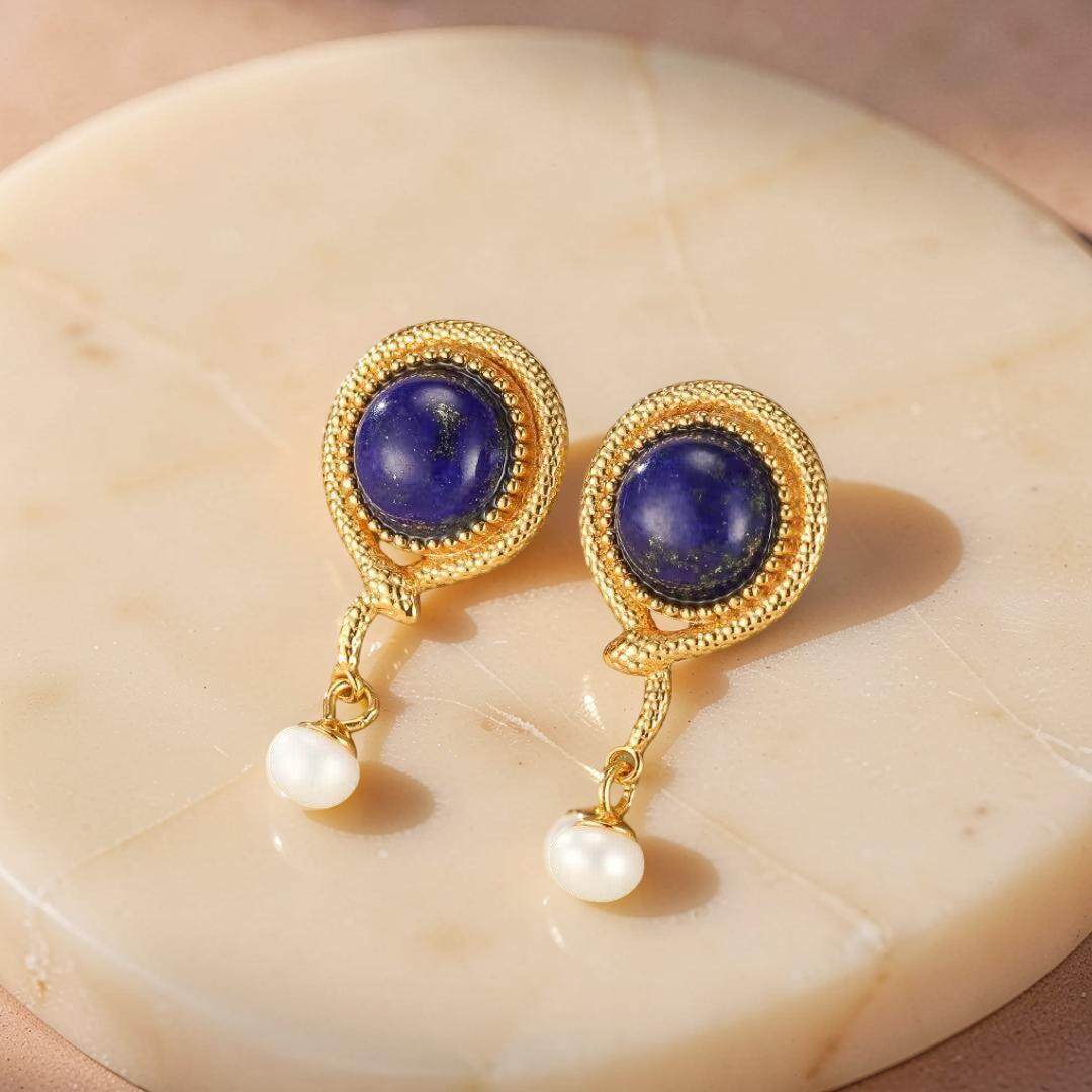 ATELIER-TIBET – Boucles d’Oreilles Lapis Lazuli Serpent – Perle Lumineuse, Argent Plaqué Or