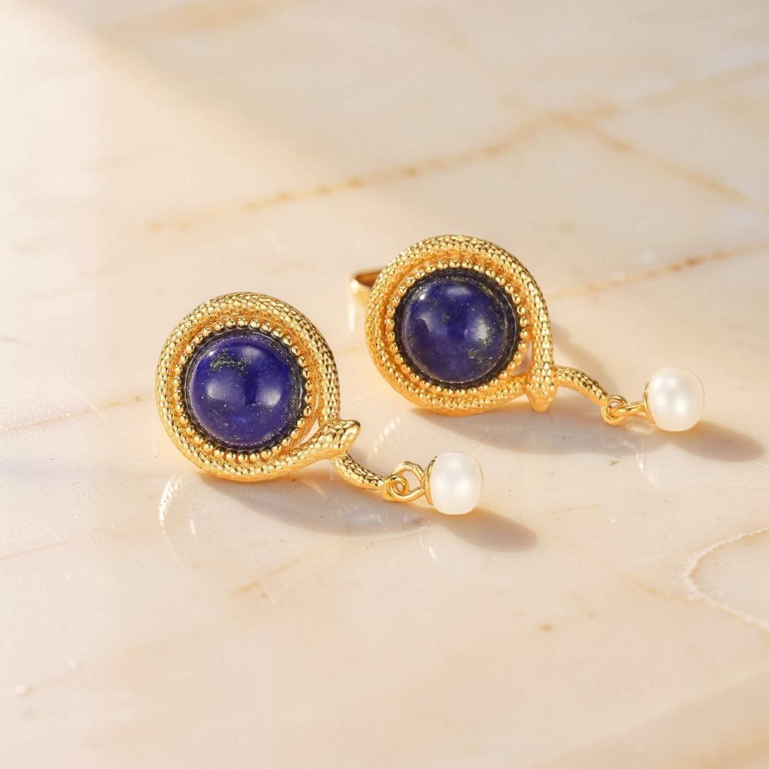 ATELIER-TIBET – Boucles d’Oreilles Lapis Lazuli Serpent – Perle Lumineuse, Argent Plaqué Or