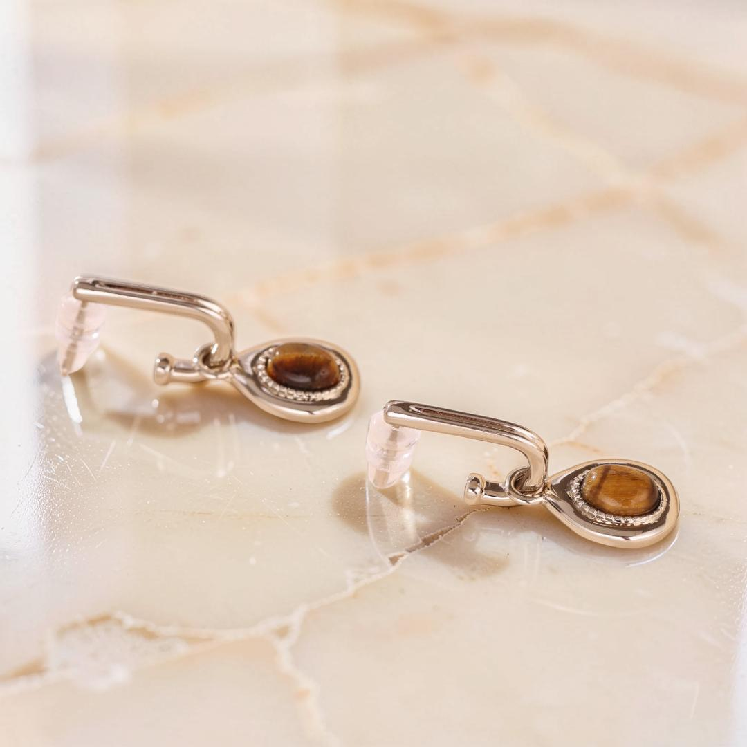 ATELIER-TIBET – Boucles d'Oreilles Œil de Tigre – Charme Exotique, Plaqué Or