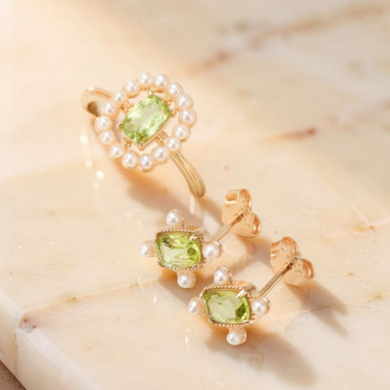 ATELIER-TIBET – Boucles d'Oreilles Péridot et Perle – Élégance Carrée, Argent Plaqué Or