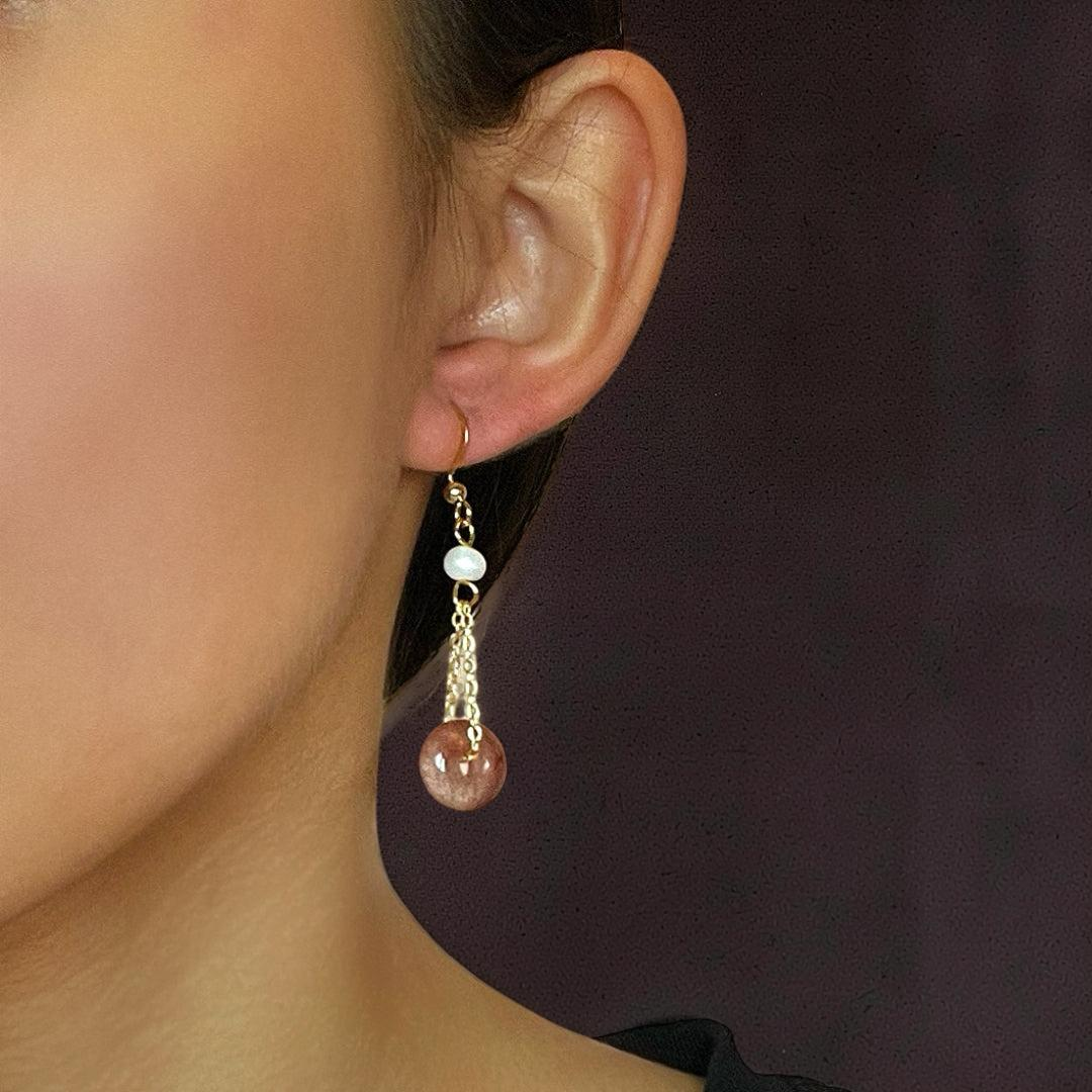 ATELIER-TIBET – Boucles d’oreilles Quartz Fraise et Perle – Éclat Délicat