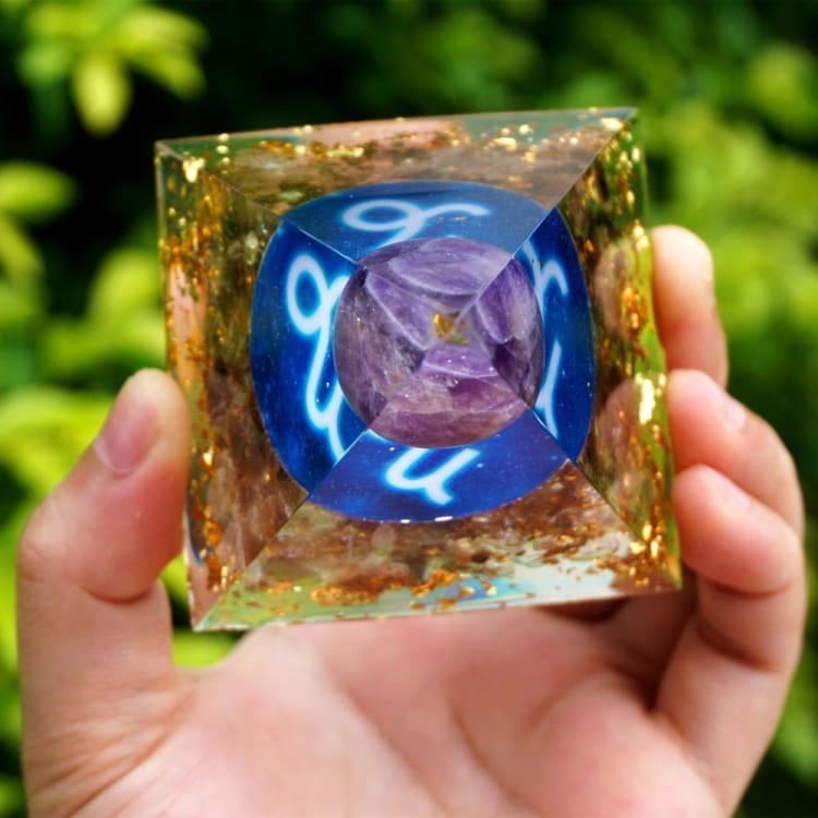 ATELIER-TIBET Pyramide du Zodiac en Orgonite de 10cm symbole du Capricorne