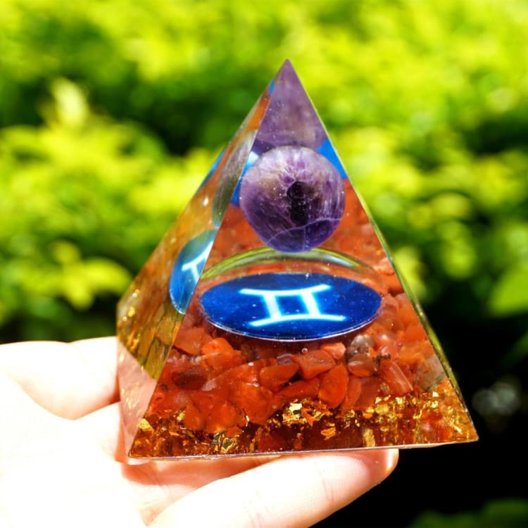 ATELIER-TIBET Pyramide du Zodiac en Orgonite et Agate Rouge de 10 cm symbole du Gémeaux