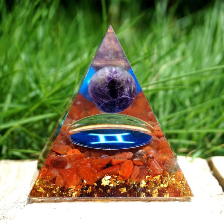 ATELIER-TIBET Pyramide du Zodiac en Orgonite et Agate Rouge de 10 cm symbole du Gémeaux