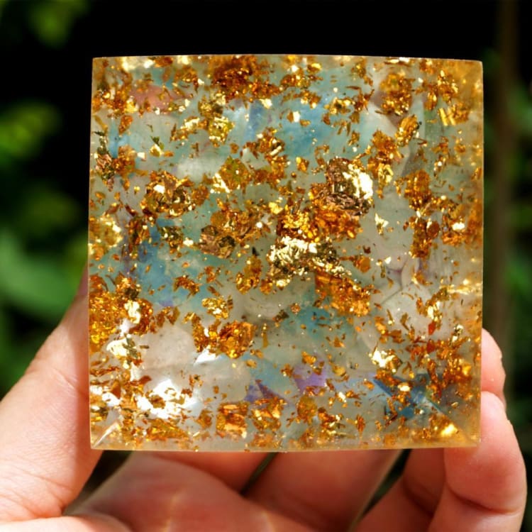 ATELIER-TIBET Pyramide du Zodiac en Orgonite et Améthyste  de 10cm symbole du Scorpion