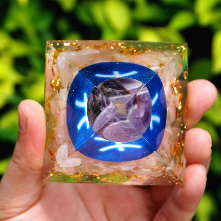 ATELIER-TIBET Pyramide du Zodiac en Orgonite et Quartz Rose  de 10cm symbole du Poisson