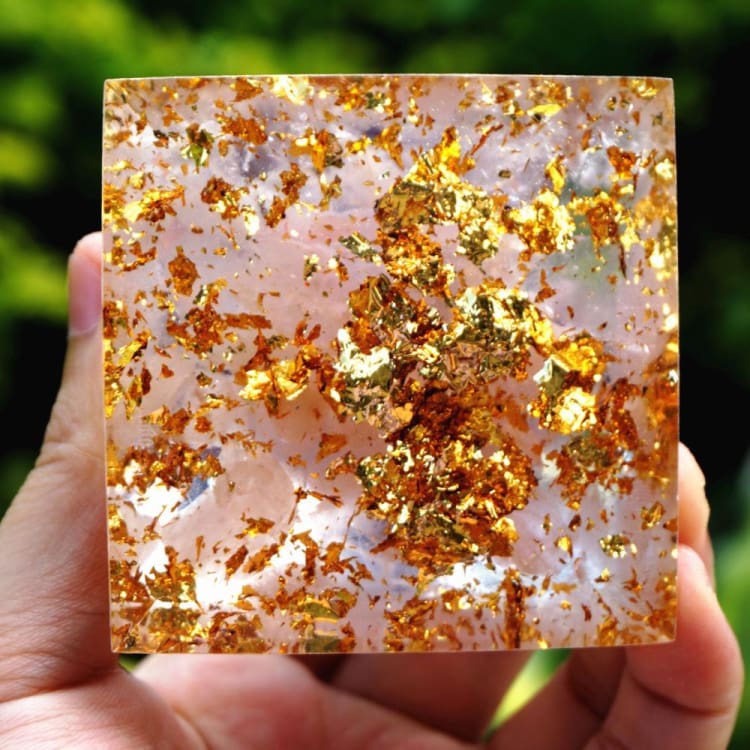ATELIER-TIBET Pyramide du Zodiac en Orgonite et Quartz Rose  de 10cm symbole du Poisson