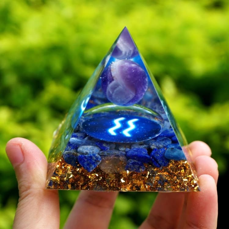 ATELIER-TIBET Pyramide du Zodiac en Orgonite et Sodalite de 10cm symbole du Verseau
