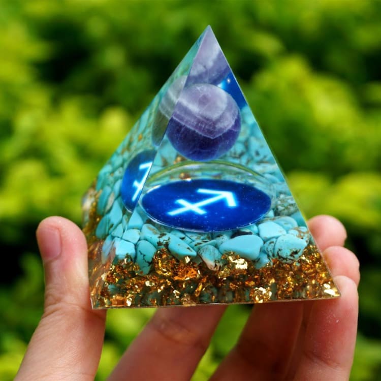ATELIER-TIBET Pyramide du Zodiac en Orgonite et Turquoise de 10cm symbole du Sagittaire