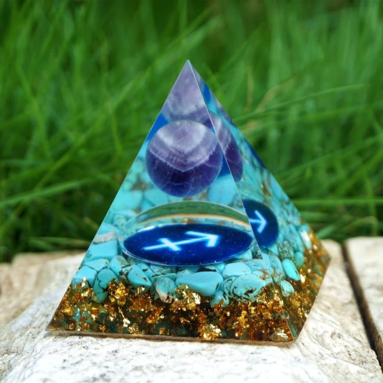ATELIER-TIBET Pyramide du Zodiac en Orgonite et Turquoise de 10cm symbole du Sagittaire
