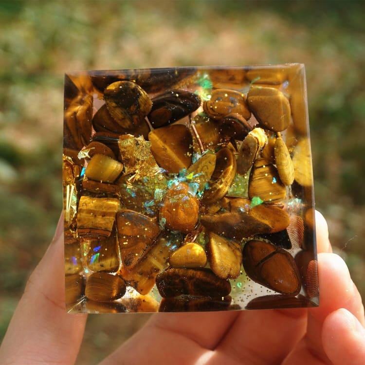 ATELIER-TIBET Pyramide en Orgonite et Oeil de Tigre de 10cm