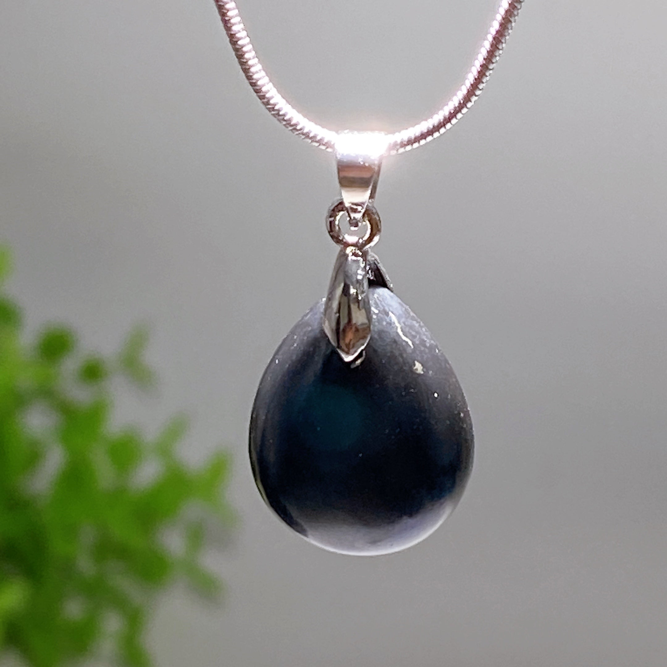 ATELIER-TIBET – Collier de Protection Symbolique en Schungite Naturelle – Pendentif Goutte 20 mm – Unisexe