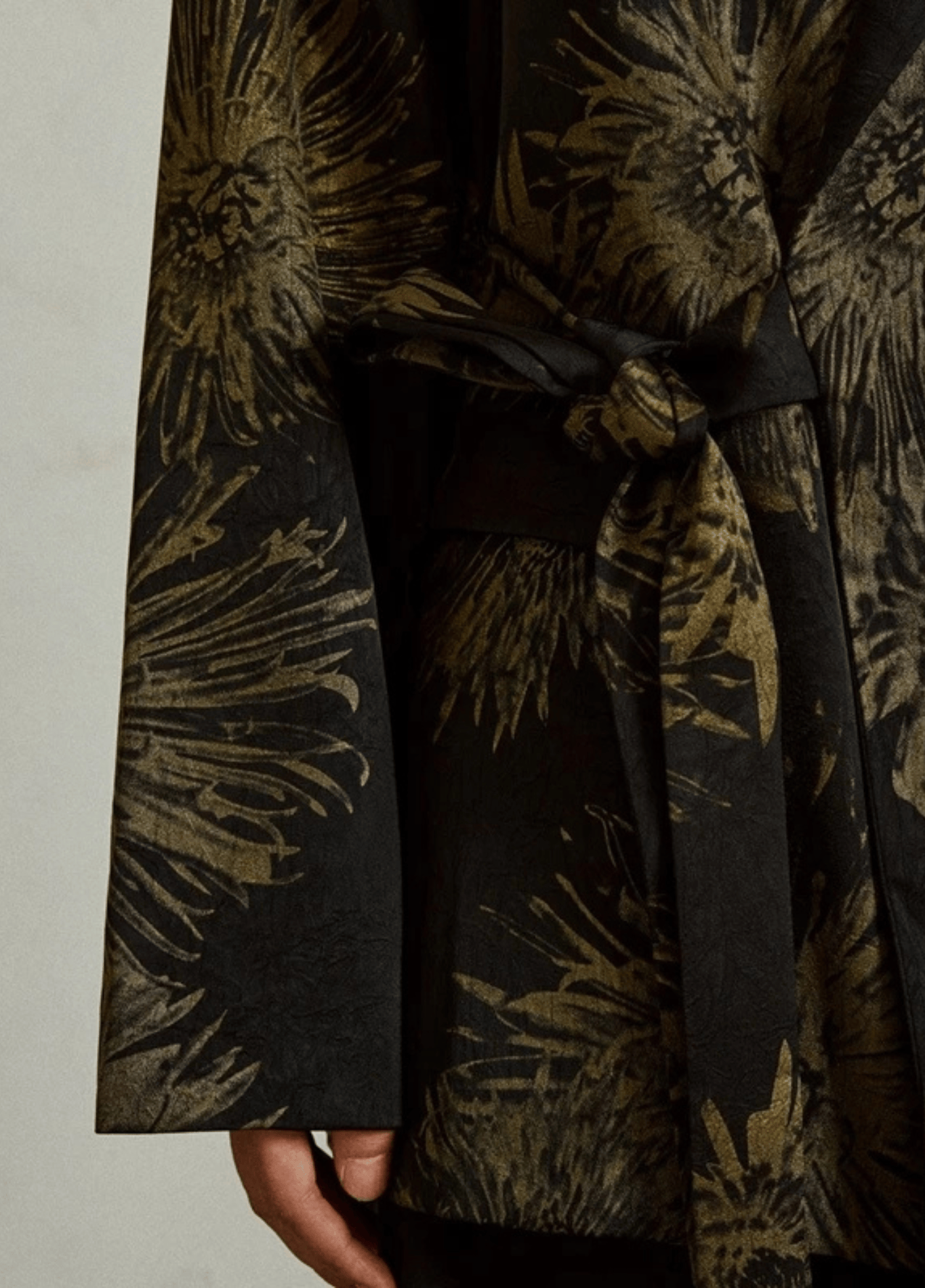 Veste kimono femme jacquard noir et or chrysanthème – Kinbana